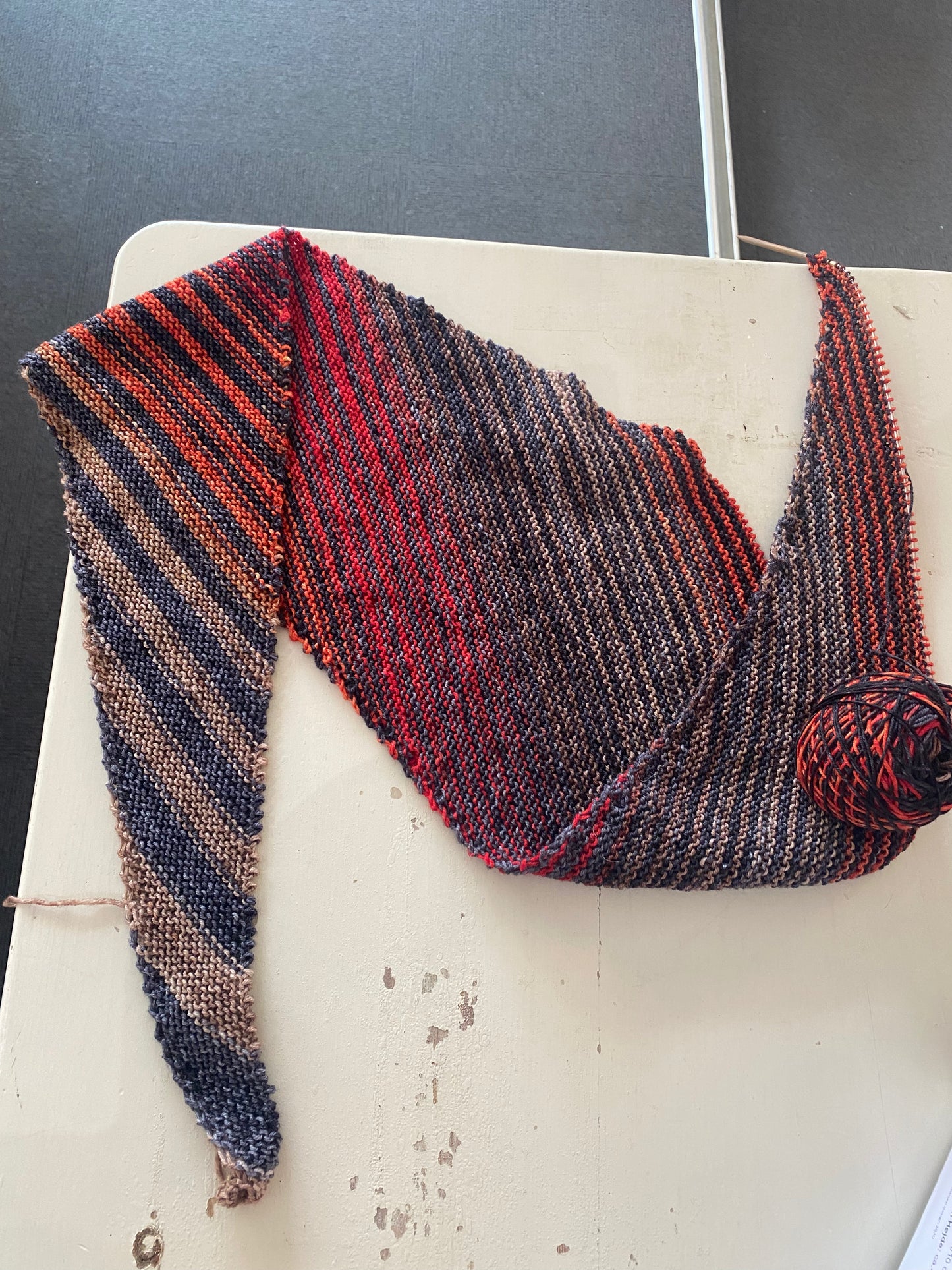Opskrift på Marsk-Tørklædet strikket i Uneek Fingering Håndfarvet merinould - Urth Yarn
