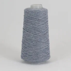 Merino Lammeuld fra Familien Davidsen  på spole farve 142 Smoke (lys blå)
