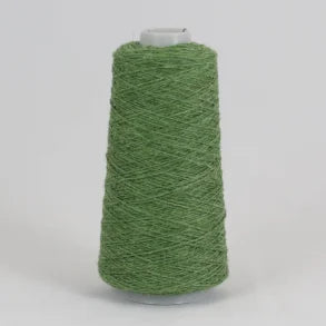 Merino Lammeuld fra Familien Davidsen  på spole farve 324 Bay (grøn)