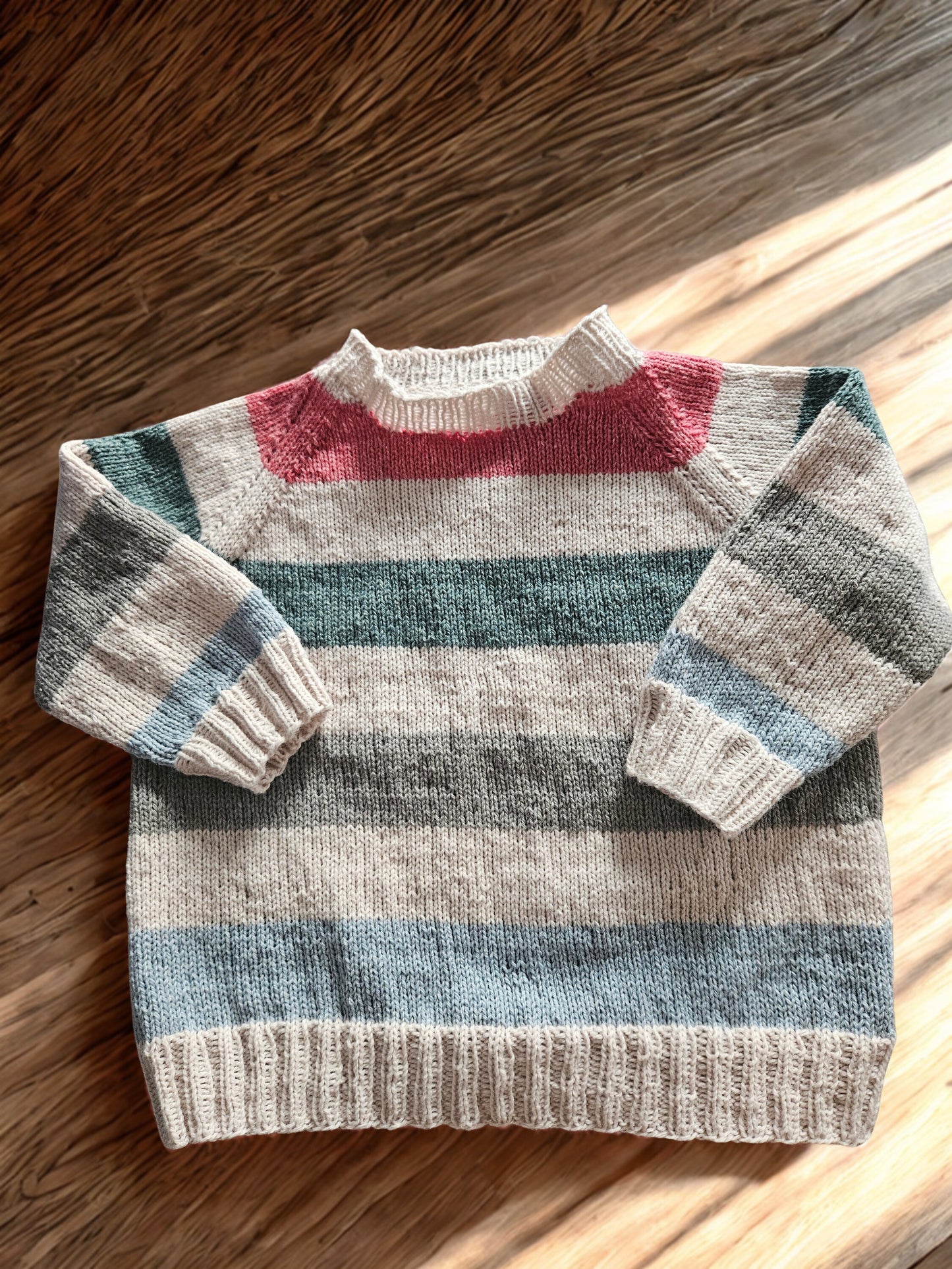 Stribet bluse i Esther by Permin  i farverne Sand, lyseblå , grå , grøn og hindbær