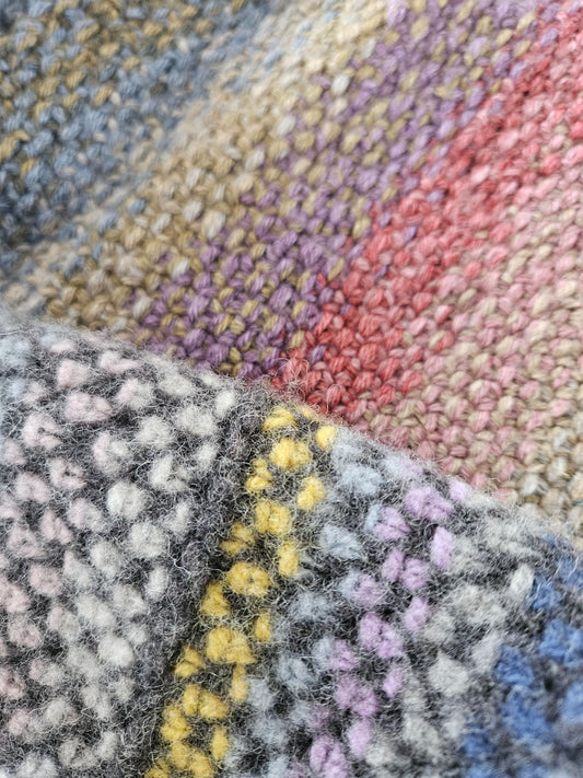 Detaljer af vævestrik i flere farver, fotograferet til workshop hos GarnbyJacobsen.