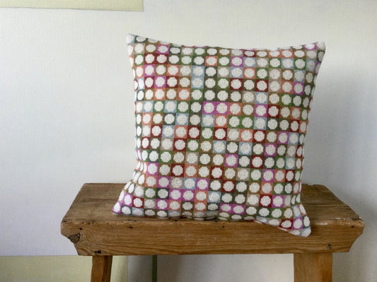 Broderikit til pude fra Baldyre broderi model pick`n mix hvide prikker